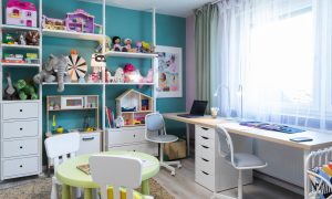 detská izba s nábytkom ikea, pracovný stolík a polica