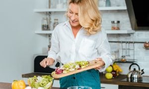 eliminačná diéta žena krája zeleninu na šalát