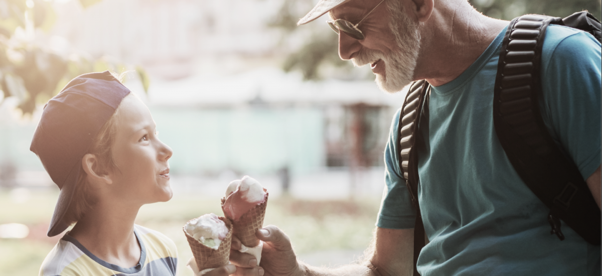 starý pán s dieťaťom jedia zmrzlinu