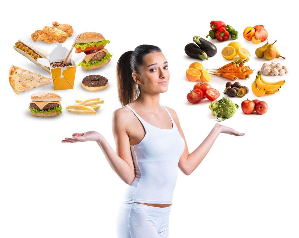 Žena a zdravé a nezdravé jedlo