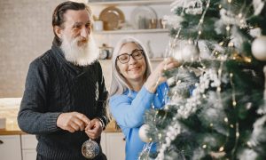 Seniori a vianočný stromček