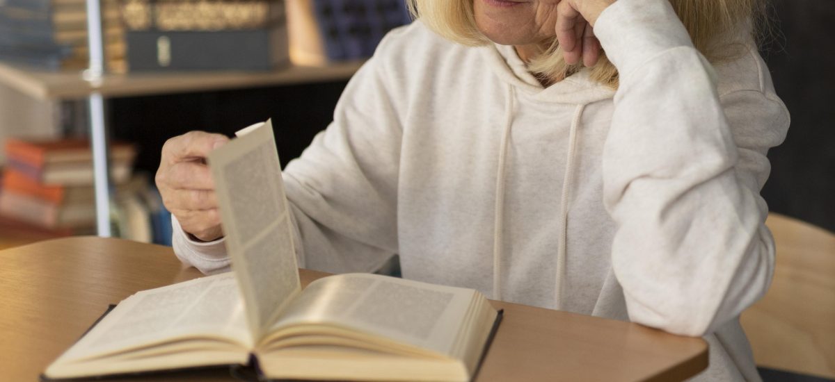 staršia žena si číta knihu