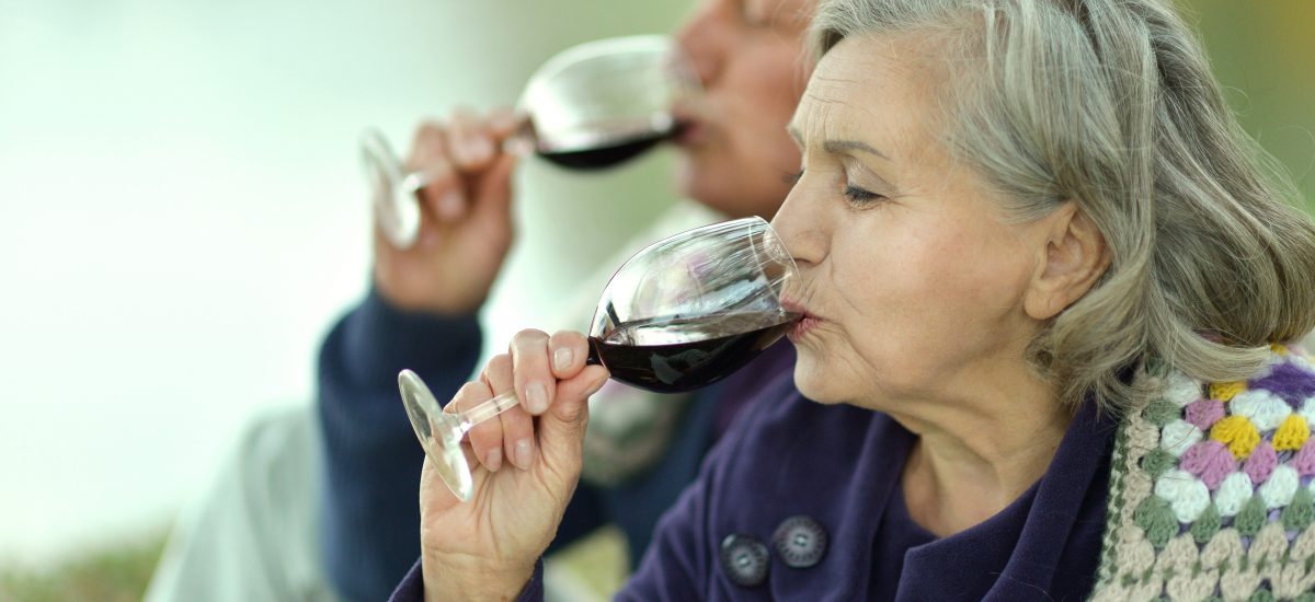 Seniori pijúci víno