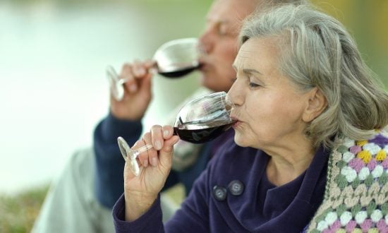 Seniori pijúci víno