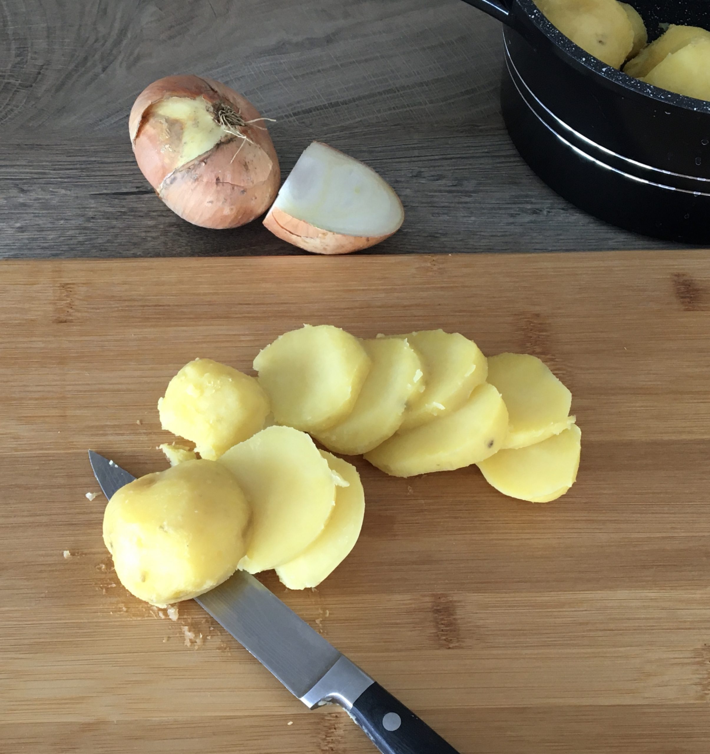 Gratinované zemiaky s údeným syrom a hráškom