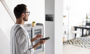 muž používajúci smart technológie