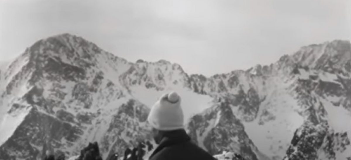 človek dívajúci sa na vrchy tatry
