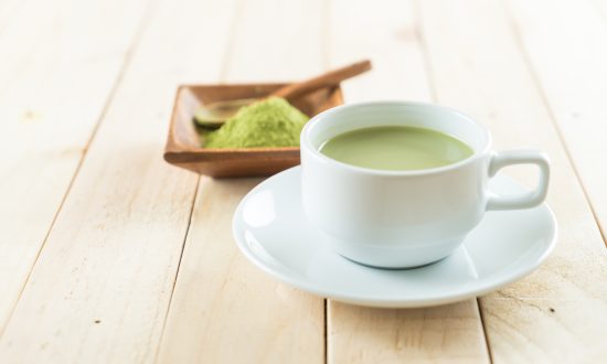 šálka s matcha čajom a matcha prášok