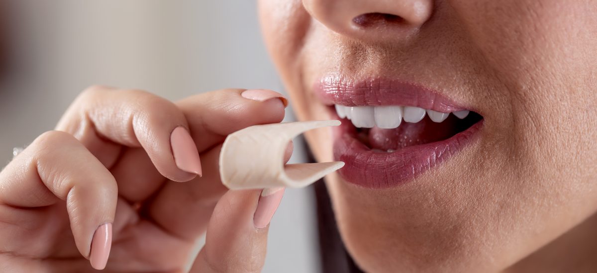 žuvanie žuvačky záber na ústa