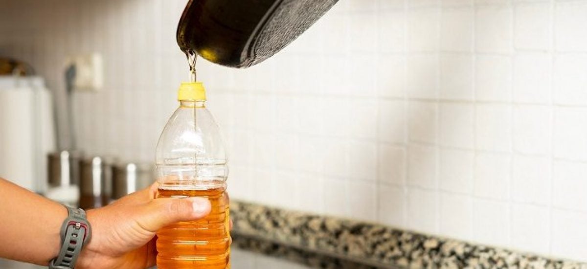 prelievanie oleja z panvice do plastovej fľaše