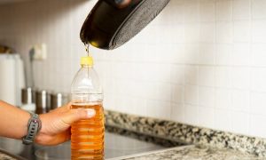 prelievanie oleja z panvice do plastovej fľaše