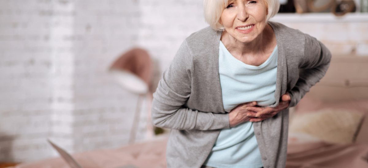 staršia žena sa drží za srdce