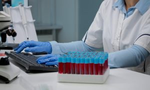 vedec v laboratóriu skúma skúmavky