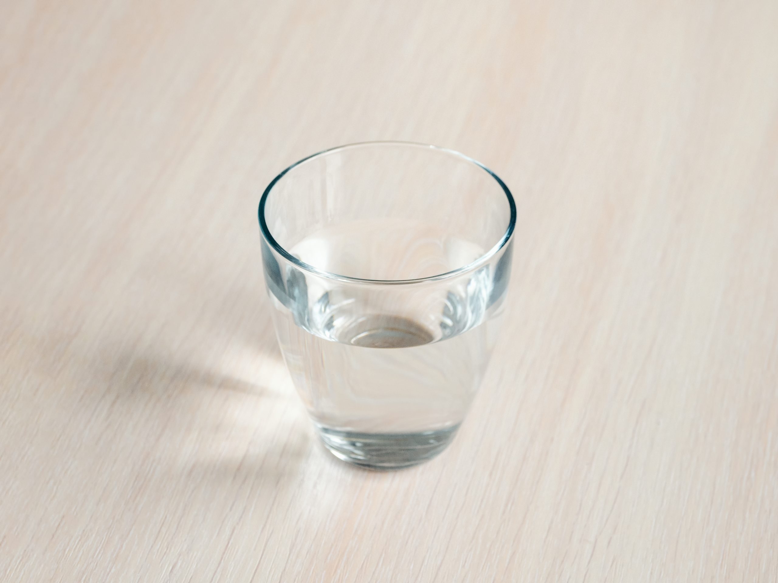 pohár naplnený do polovice vodou