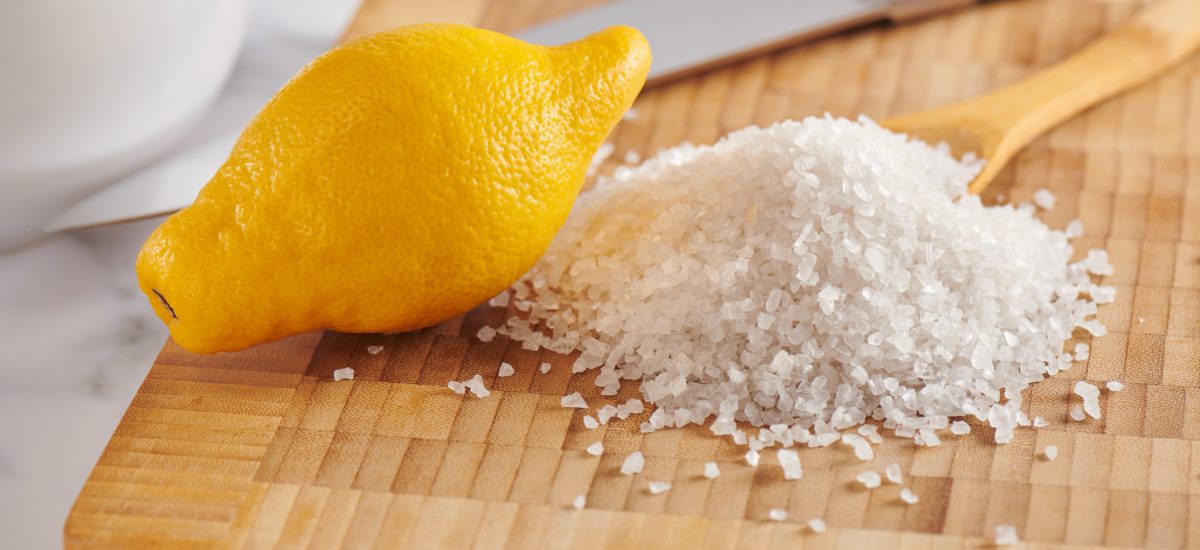 citrón a soľ na doske na krájanie