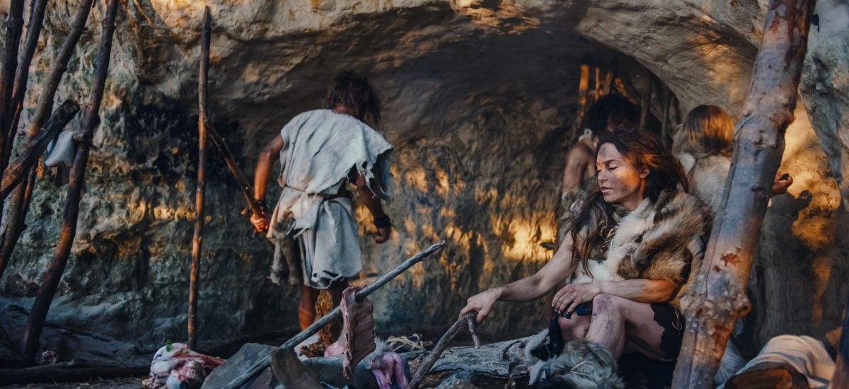 prehistorickí ľudia pred jaskyňou