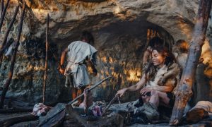 prehistorickí ľudia pred jaskyňou