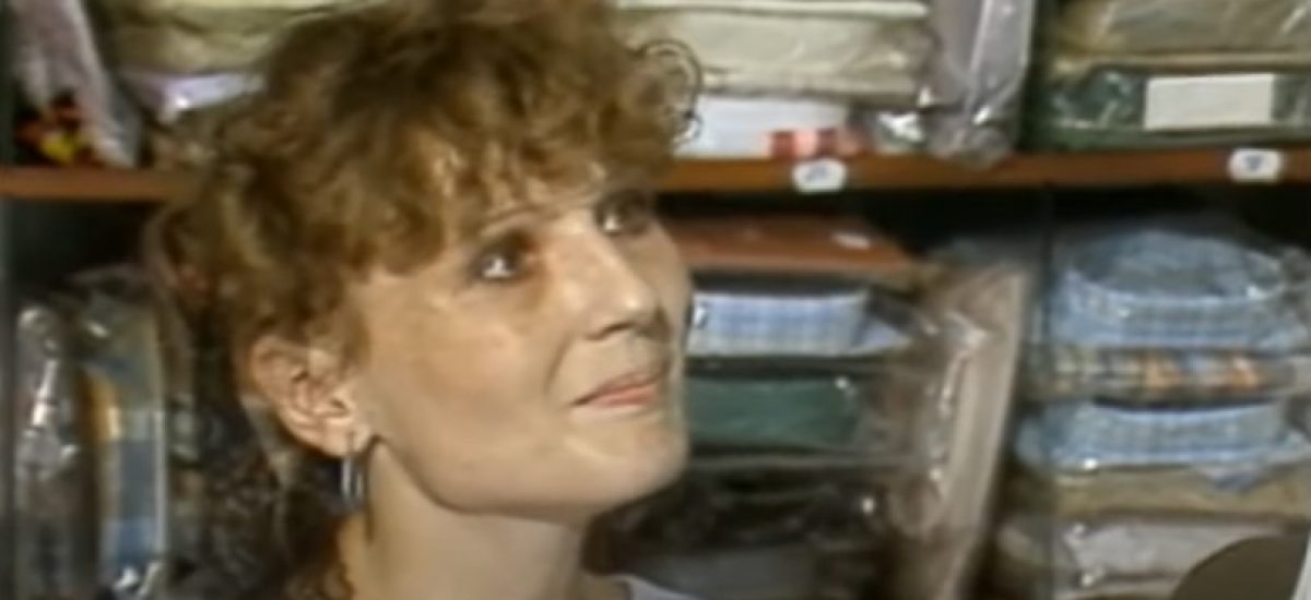 žena predavačka, nedostatok oblečenia v roku 1987