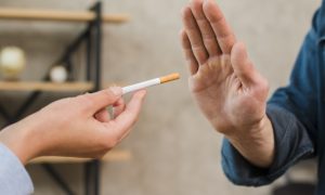 muž odmieta ponúknutú cigaretu
