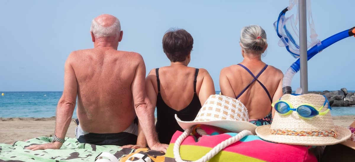 traja starší ľudia na pláži