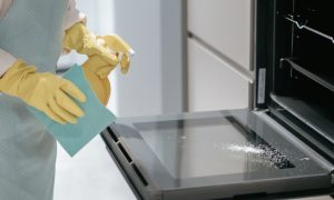 čistenie rúry v kuchyni domácim čistiacim prostriedkom