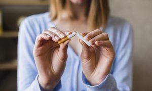žena lámajúca cigaretu