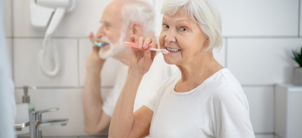 starší pár si čistí zuby