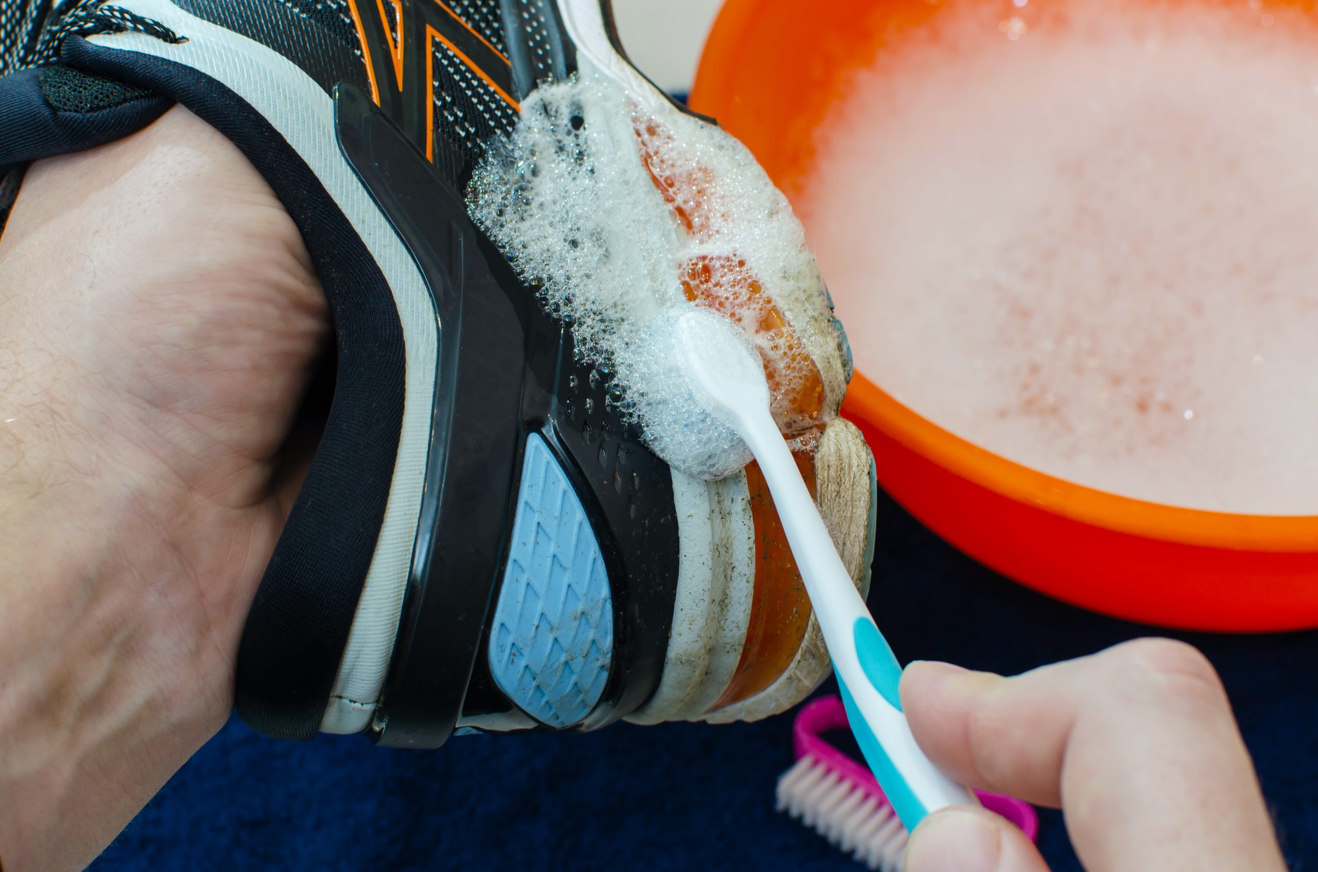 čistenie topánok zubnou kefkou