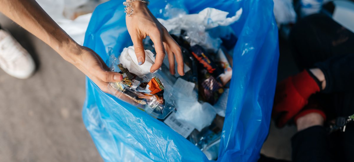 žena recykluje odpad