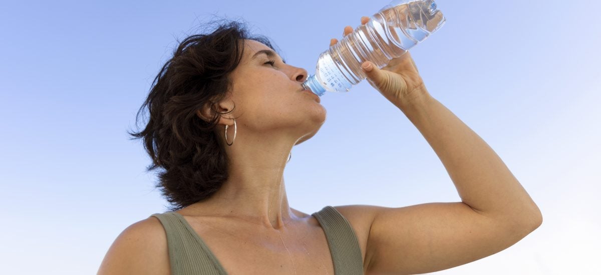 žena pijúca vodu
