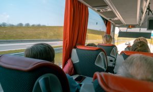 Ľudia cestujú v autobuse