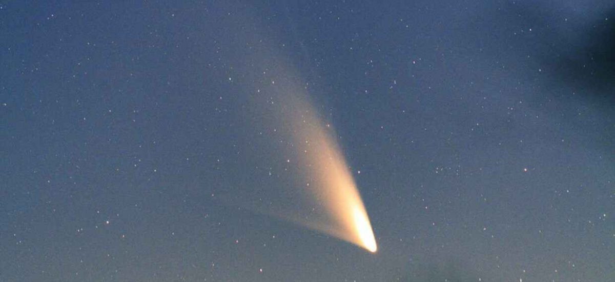 Kométa na večernej oblohe