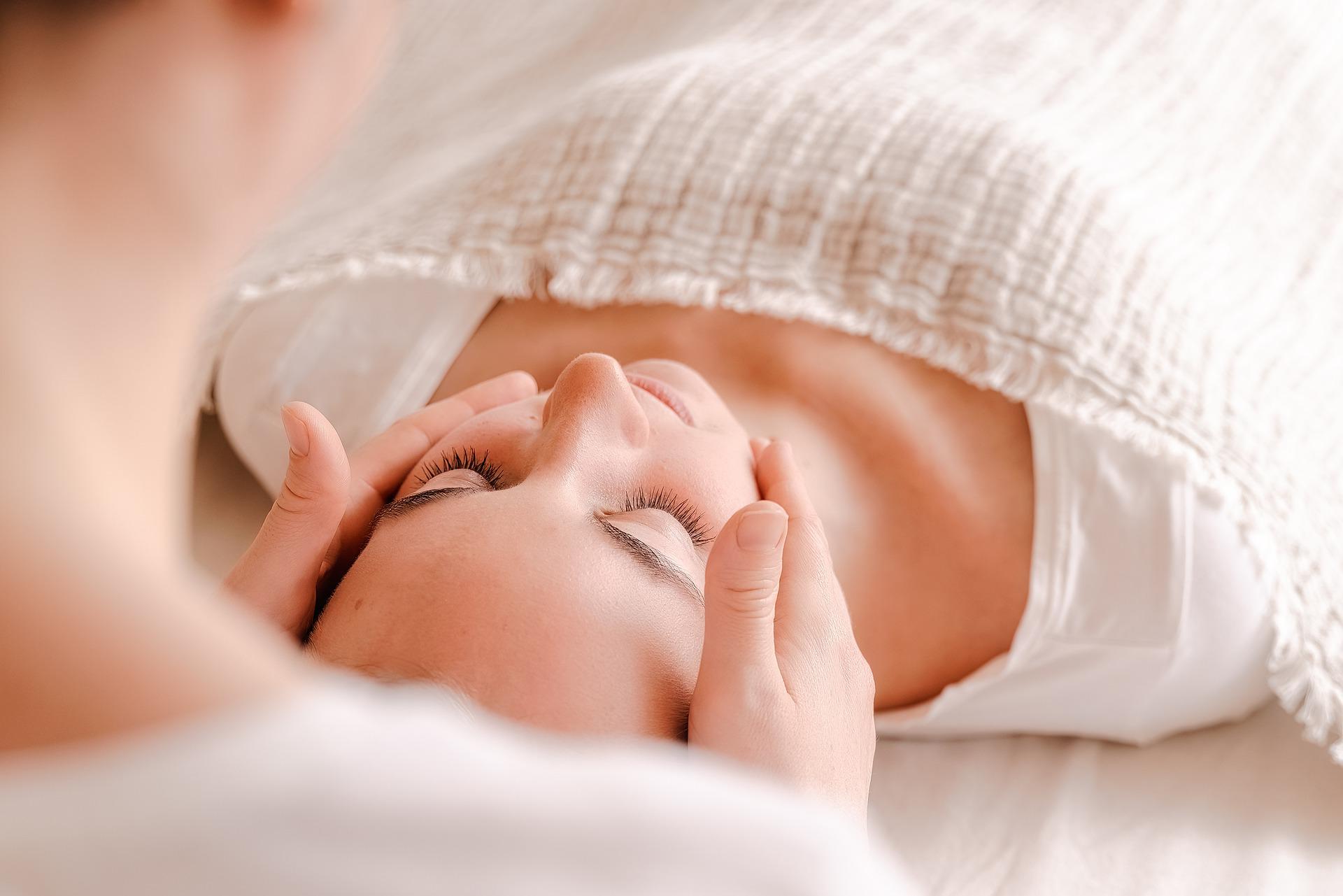 Žena dostáva masáž tváre