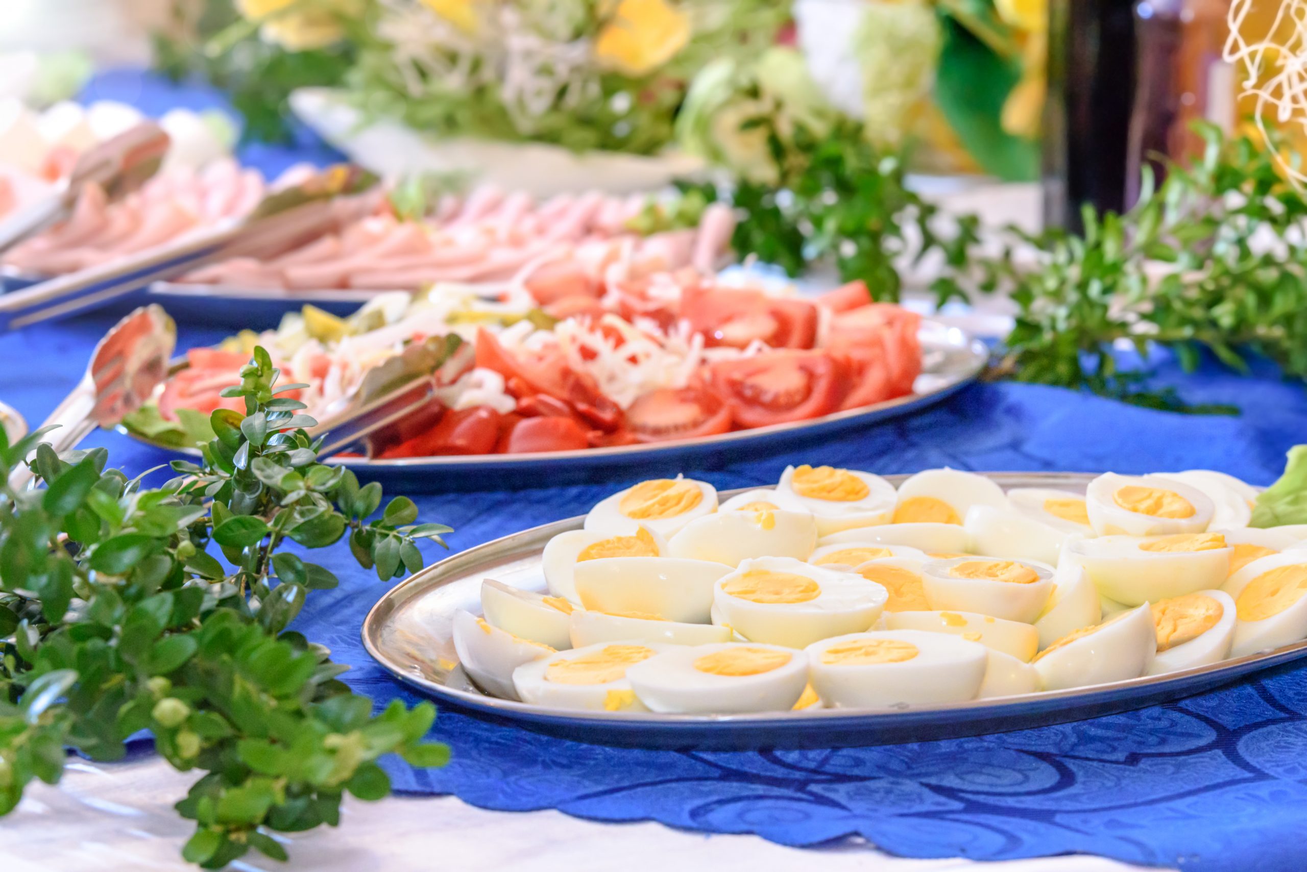 Obložené misy s varenými vajcami, zeleninou a šunkou