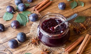 Jednoduchý recept na chutný pečený slivkový