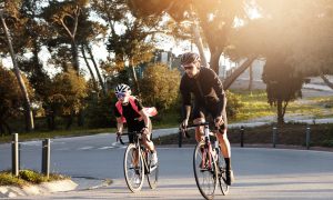 ľudia na bicykloch