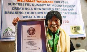 Tamae Watanabe s certifikátom knihy rekordov