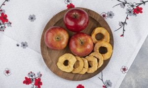 jablkové čipsy a jablká na tanieri