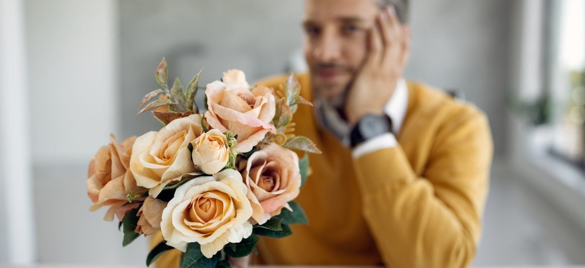 muž darujúci žene kvety