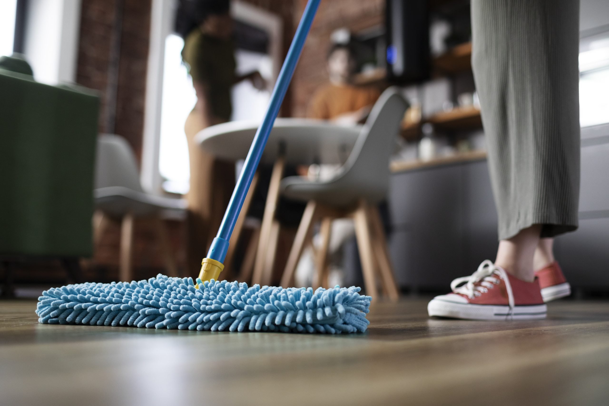 Žena čistí podlahu mopom