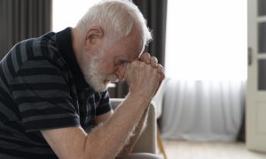 demencia ; senior podopierajúci si hlavu