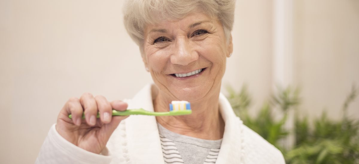 Staršia pani so zubnou kefkou