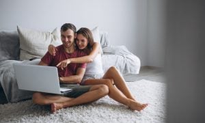 pár si prezerá notebook