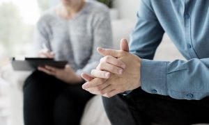 sedenie u psychológa muž u psychologičky