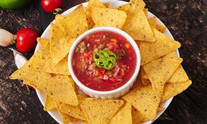salsa s tortillovými čipsami