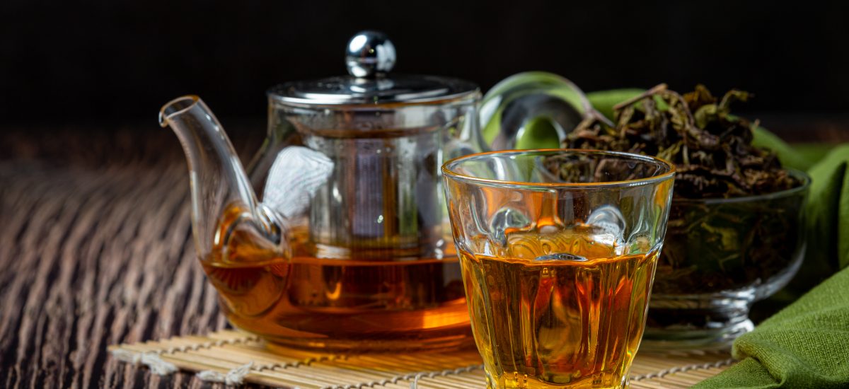 čaj oolong v čajníku a pohári