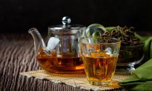 čaj oolong v čajníku a pohári