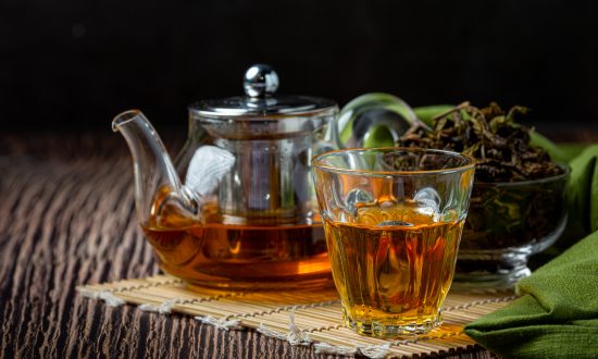 čaj oolong v čajníku a pohári