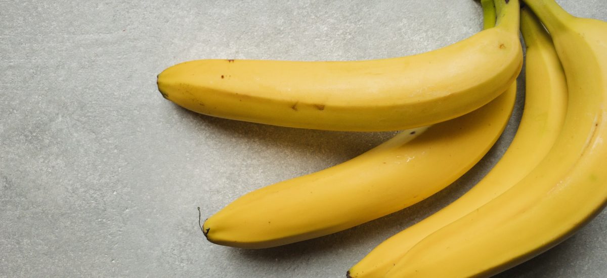 banánové šupky pre rastliny a trs dozretých banánov