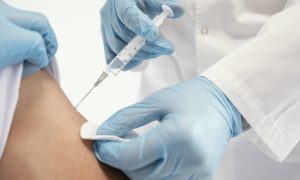 doktor očkuje pacienta